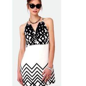 Bisou Bisou shift dress - Geometric Black and White V neck